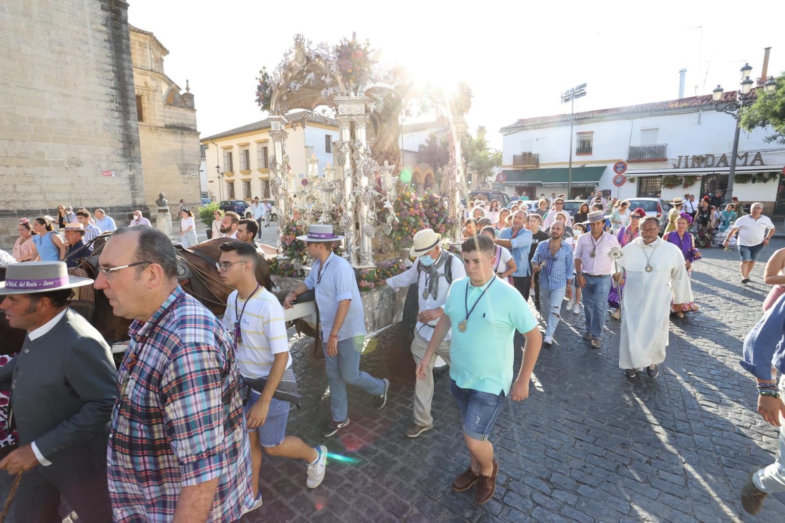 La Hermandad del Rocío de Jerez, entrando en la ciudad en su regreso
