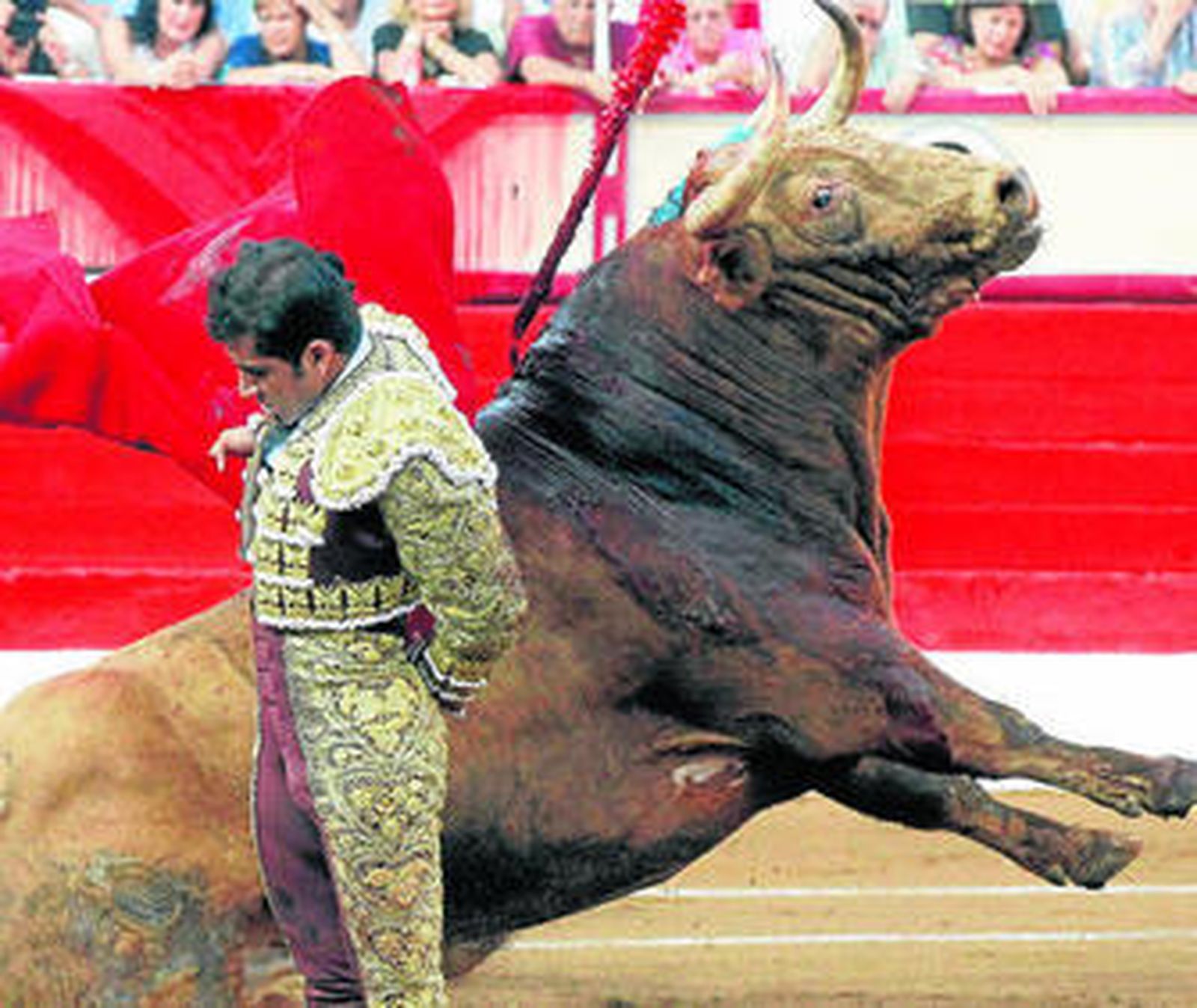 Joselito Adame, en una manoletina al primer toro de su lote.