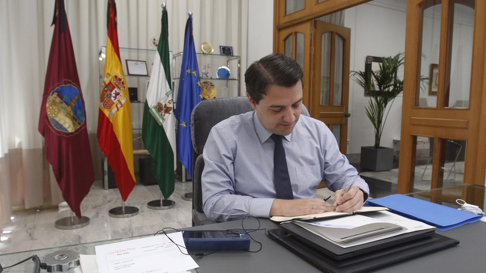 El alcalde, en la mesa de su despacho.