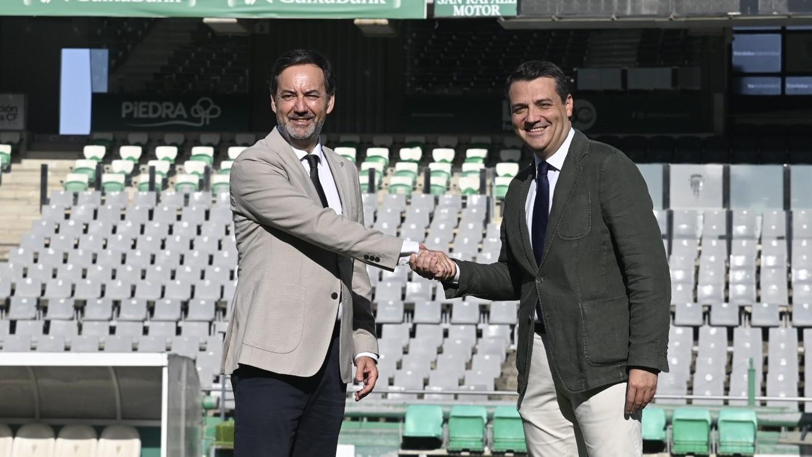 Antonio Fernández Monterrubio, CEO del Córdoba CF, y José María Bellido, alcalde de la ciudad, escenifican la cesión de El Arcángel.