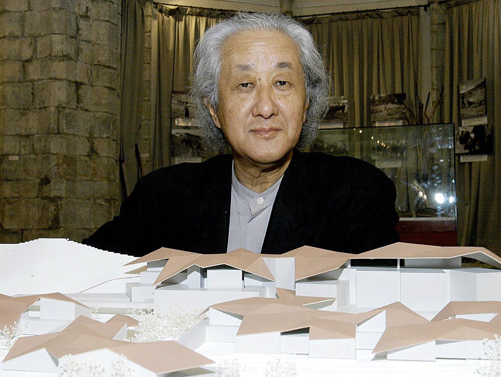 El arquitecto japonés Arata Isozaki, fotografiado con una maqueta.