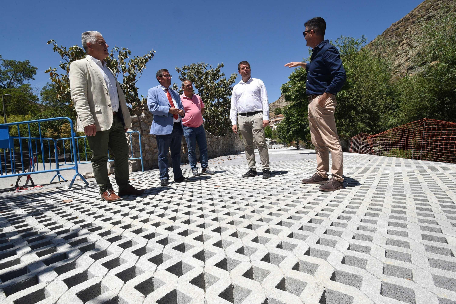 El presidente de la Diputación, José Entrena, recibe las explicaciones de los responsables del Ayuntamiento de Monachil sobre las actuaciones realizadas