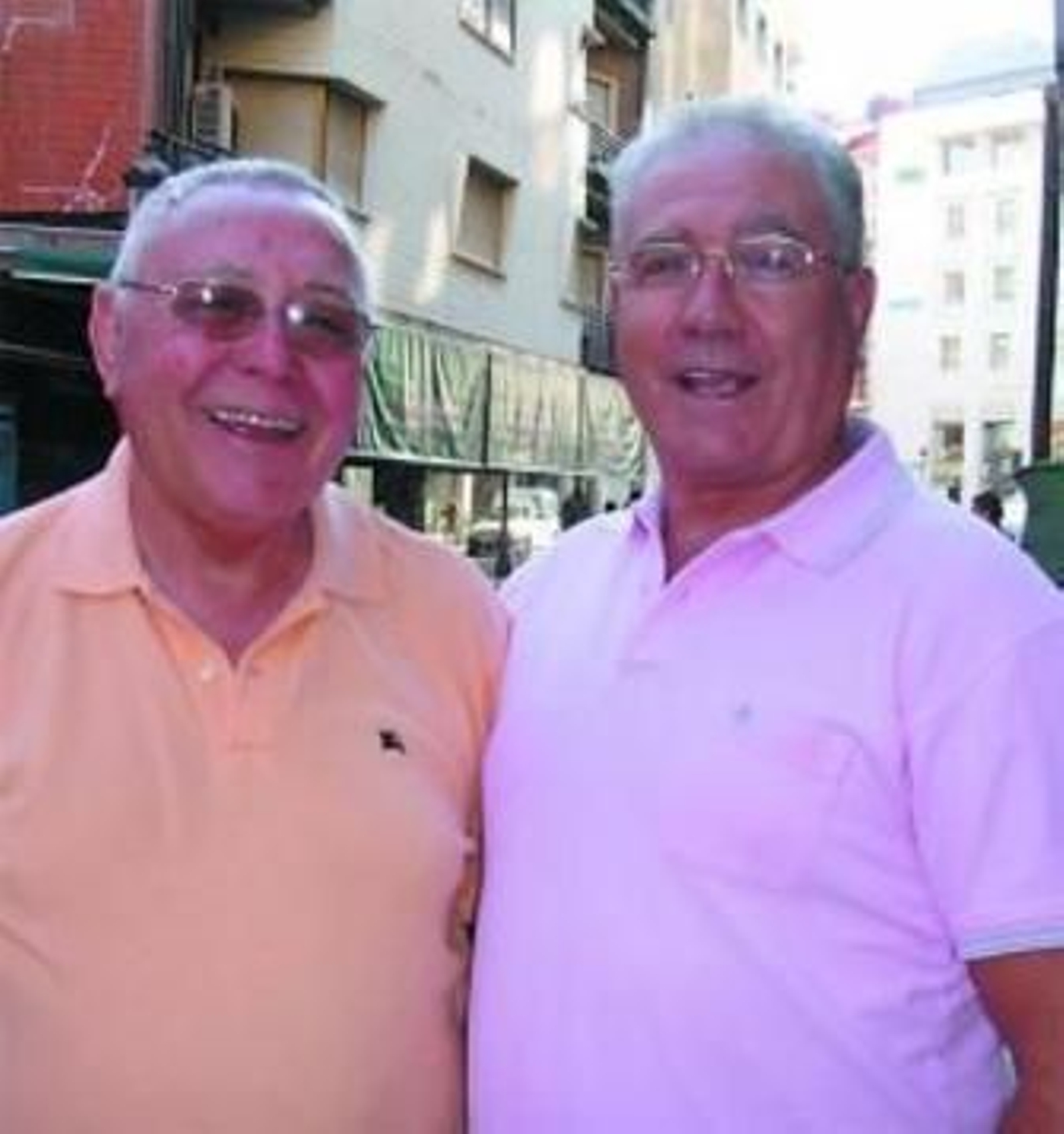 1. Dimitri Rosu, junto a nuestro compañero Santiago Bellido. 2. Isabelo Ramírez y su amigo Pepe Peña. 3. Domingo Gómez, su esposa Isabel Facenda y la hija de ambos María. 4. Fran Carrillo y Eva Vera están esperando a la cigüeña.  5. Serafín Sierra y Pepe Camuca de tertulia mañanera.