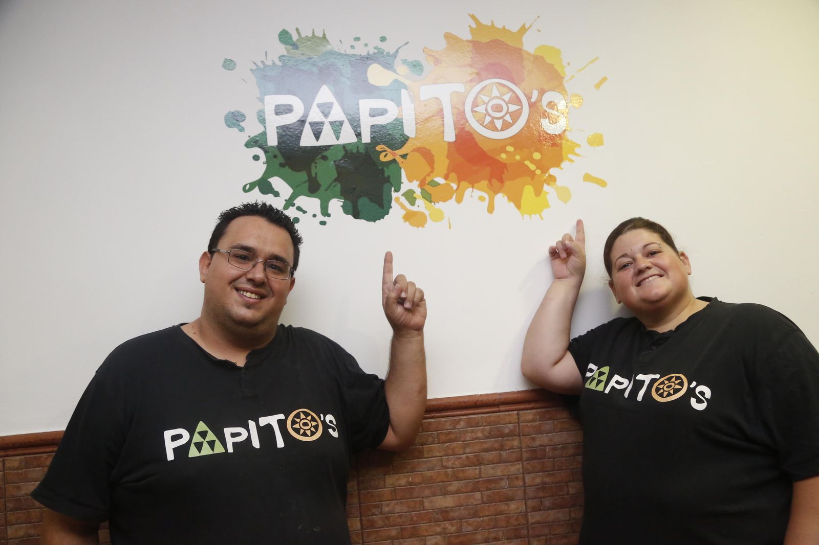 Nuredín Alemán junto a su ayudante en el interior del local.