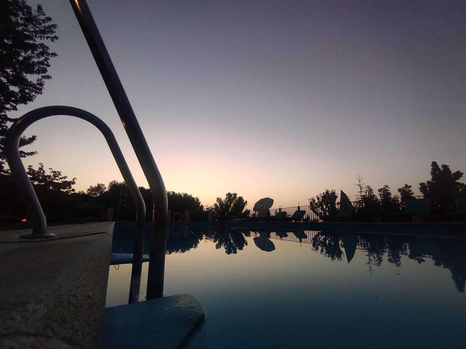 La piscina tiene un horario de 9:00 a 22:00 horas, para disfrutarla también en el atardecer.