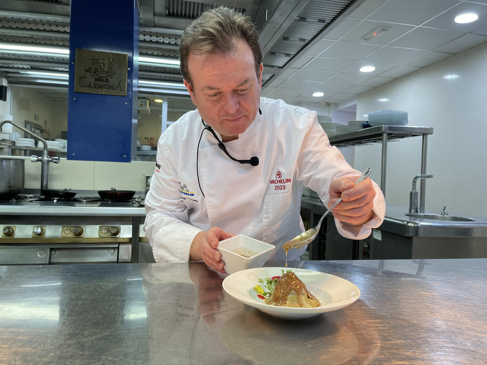 Antonio Carmona, el cocinero de Terraza Carmona, prepara uno de los platos con toro de lidia en jornadas anteriores.