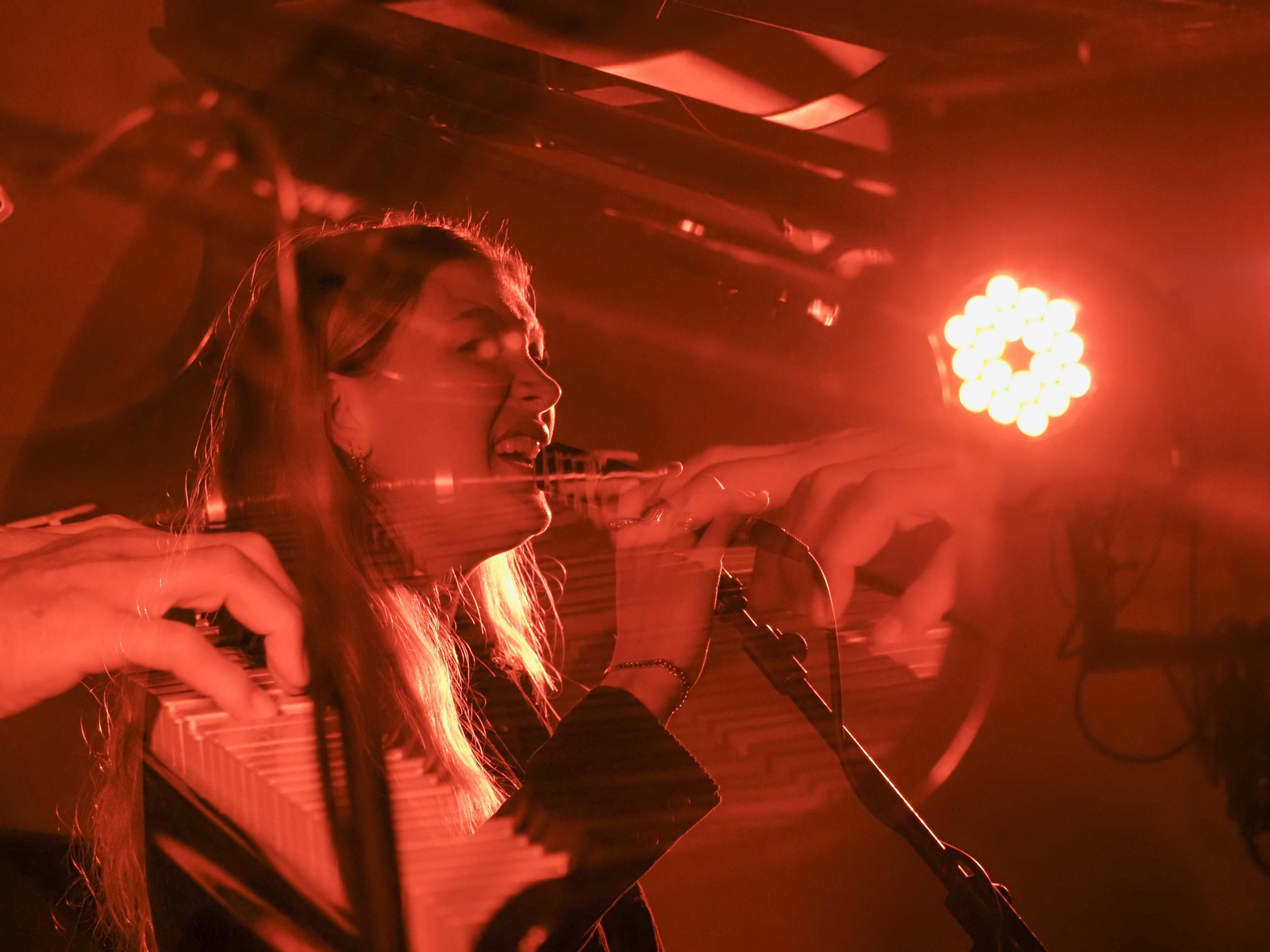 Las fotografías del concierto de Howe Gelb en la Iglesia de la Magdalena de Córdoba