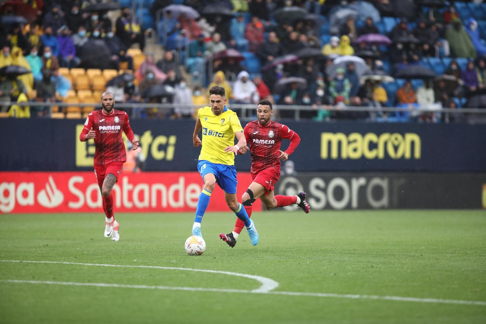 Rubén Sobrino 'cabalga' hacia la portería del Villarreal.