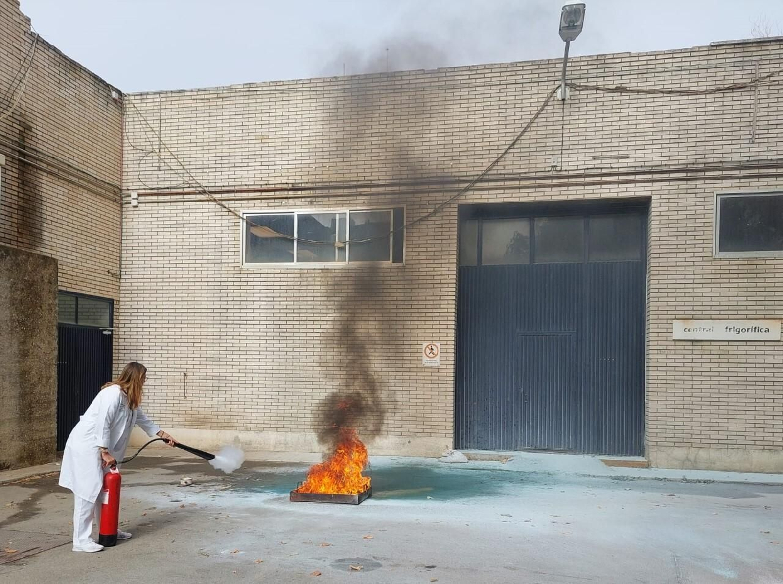 Una sanitaria del Hospital de Jerez sofoca un fuego durante el curso para saber manejar un extintor. Una sanitaria del Hospital de Jerez sofoca un fuego durante el curso para saber manejar un extintor.
