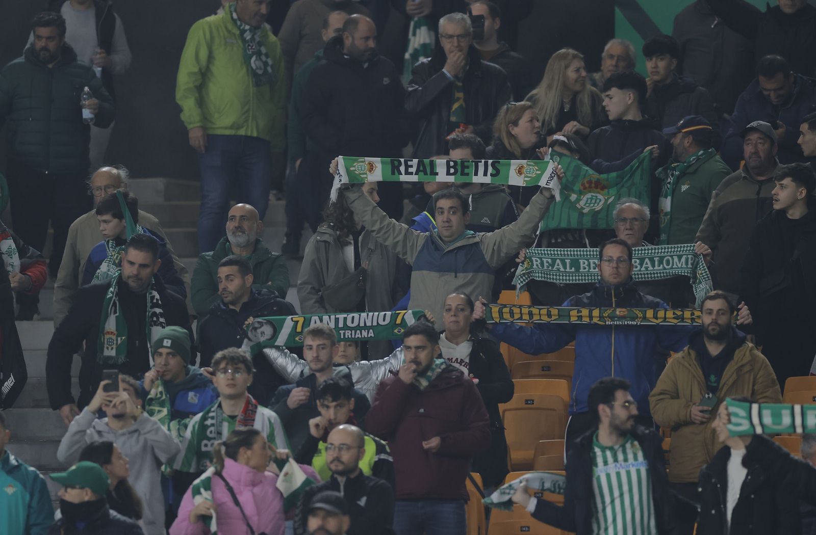 Buscate en las fotos del Betis - Feyenoord