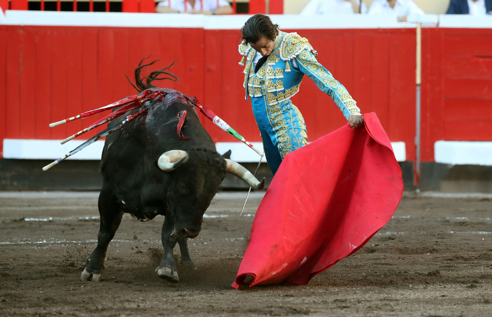 El diestro linarense Curro Díaz, en un muletazo a 'Cornetilla', al que cortó una oreja.