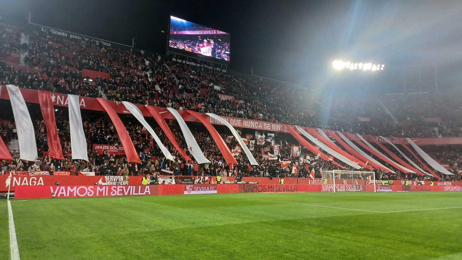 Aspecto del Gol Norte del Sánchez-Pizjuán engalanado antes del comienzo del Sevilla-Atlético de Madrid.