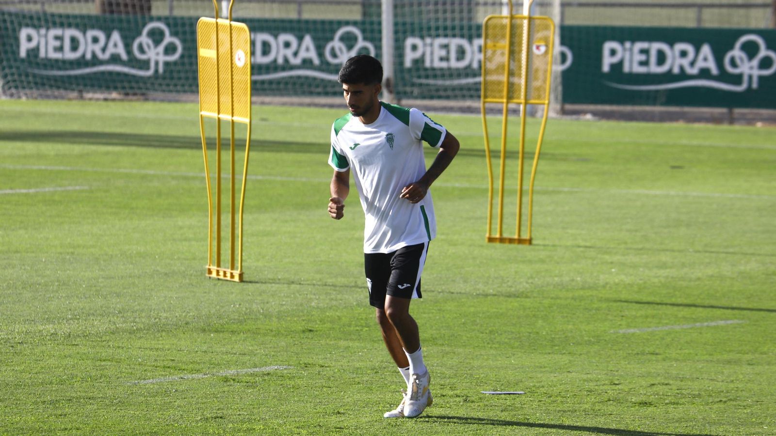 Calderón, en pleno trabajo en la Ciudad Deportiva durante un entrenamiento del Córdoba CF.