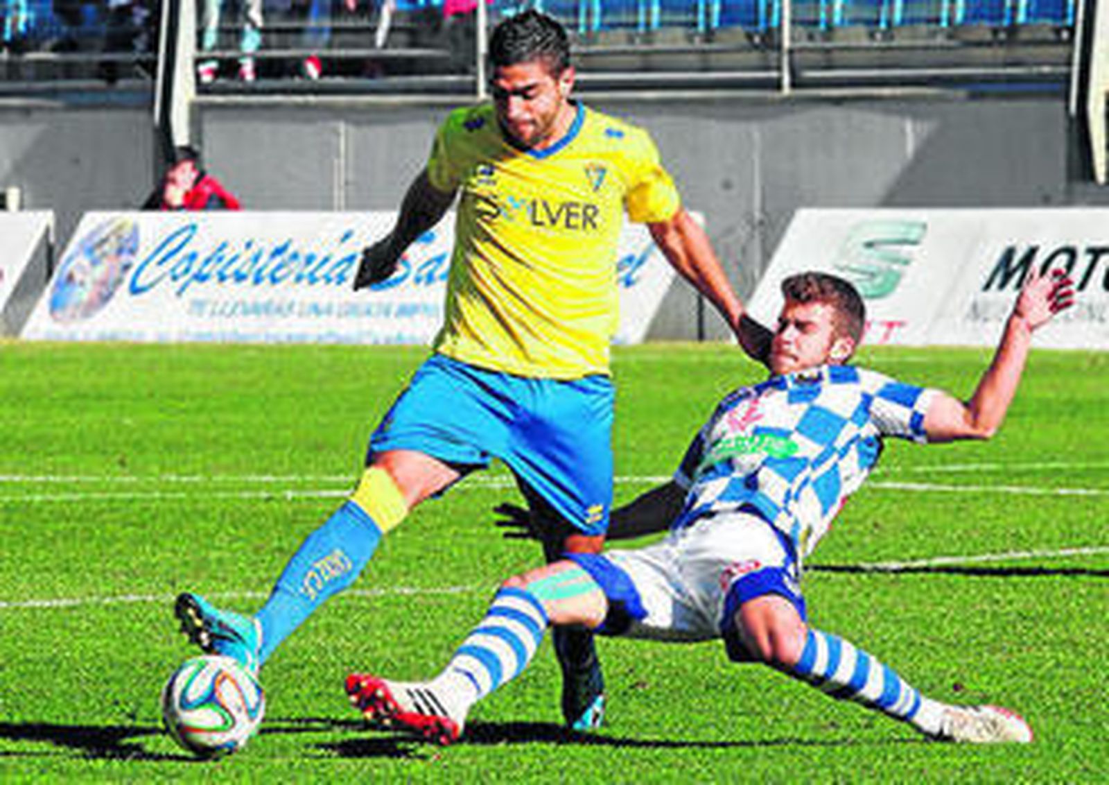 Jona trata de superar la entrada de un jugador del Arroyo.