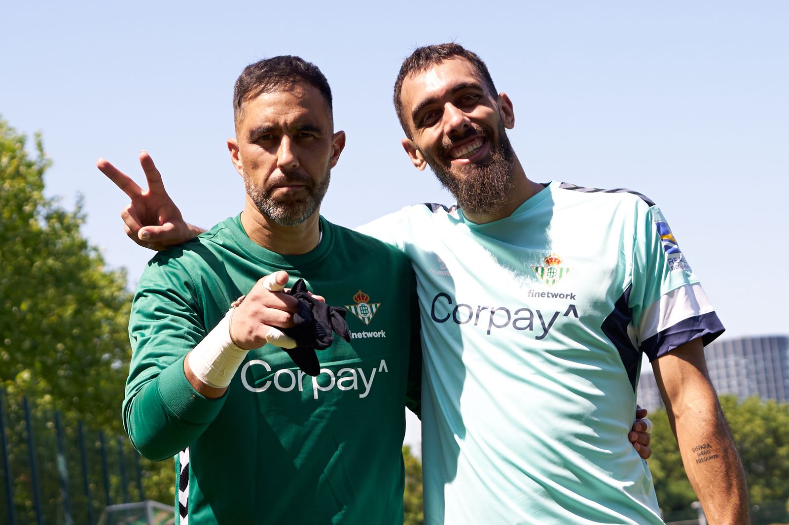 Bravo y Borja Iglesias, en un entrenamiento del Betis de este viernes en Alemania.