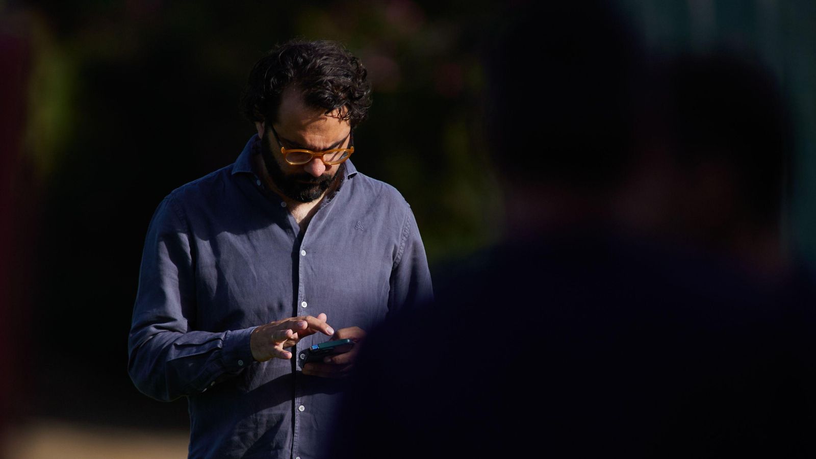 El directo deportivo del Sevilla, Víctor Orta revisa su telefóno durante el primer entrenamiento del Sevilla la pretemporada pasada.