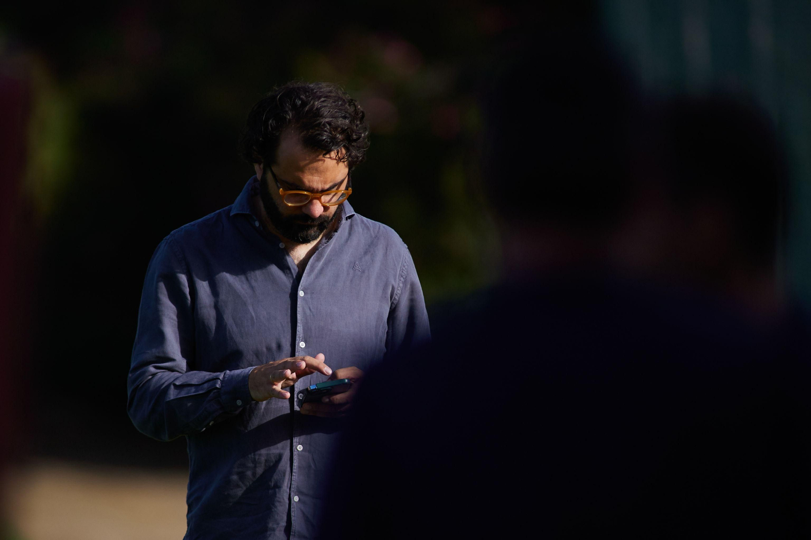 El directo deportivo del Sevilla, Víctor Orta revisa su telefóno durante el primer entrenamiento del Sevilla la pretemporada pasada.