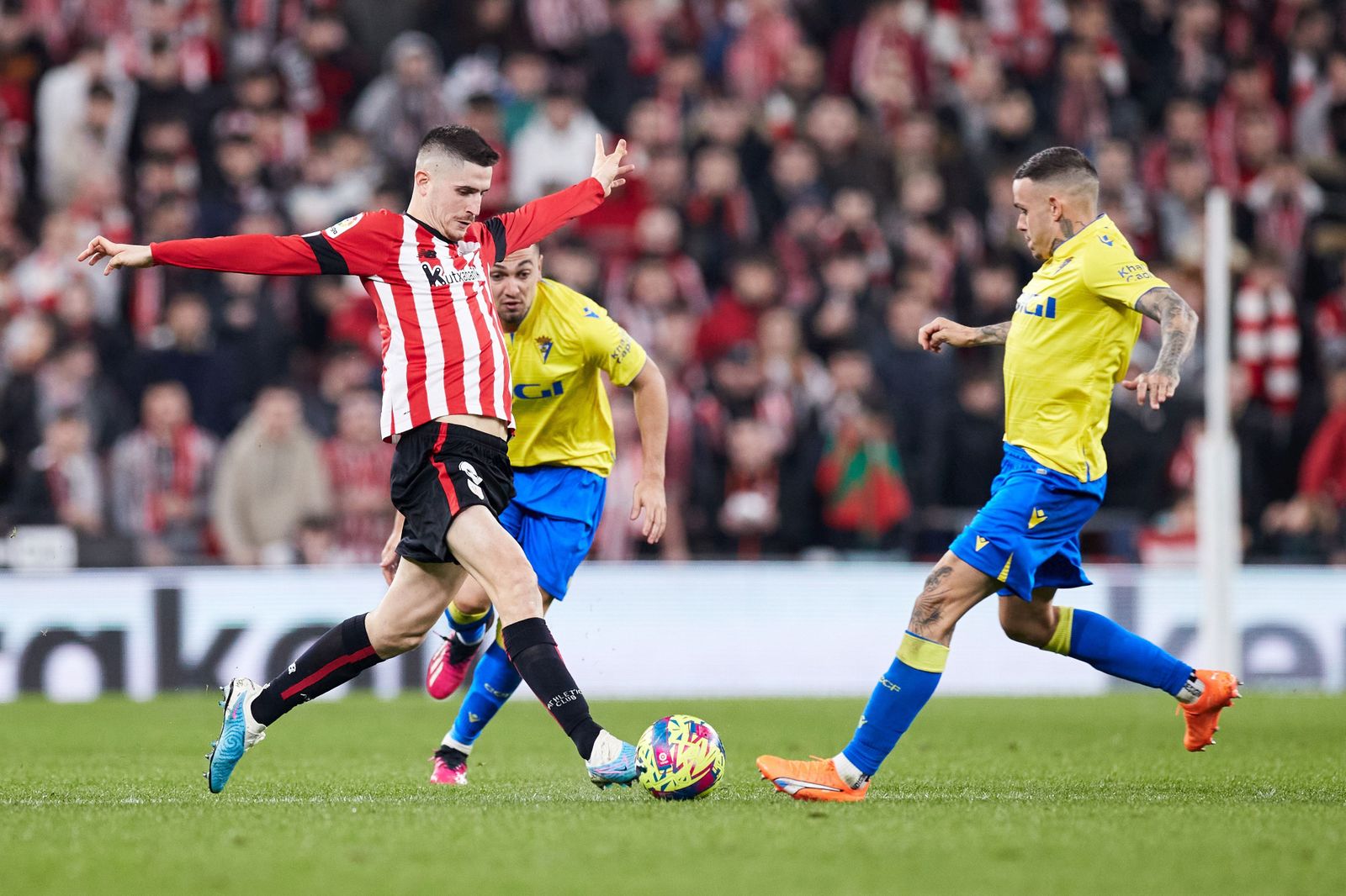 Sancet y Roger Martí en el Athletic-Cádiz del curso pasado.