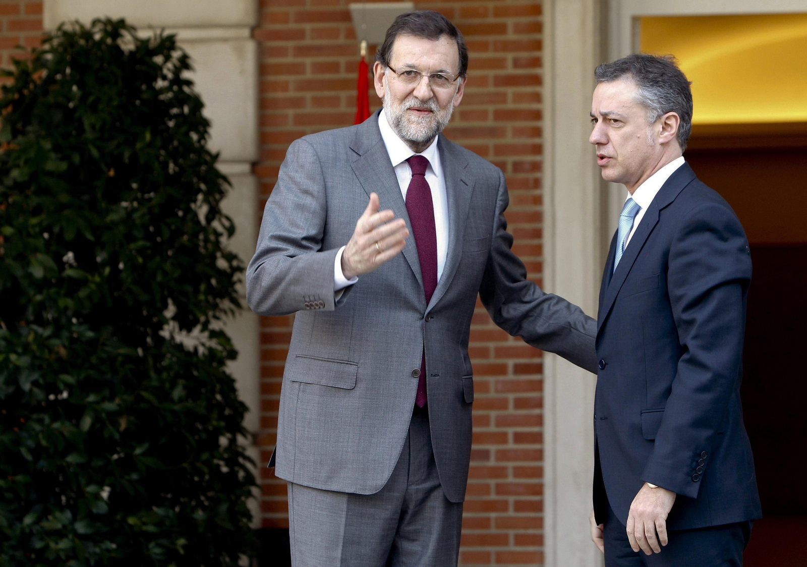 Rajoy conversa con Urkullu en la entrada a la Moncloa. Rajoy conversa con Urkullu en la entrada a la Moncloa.