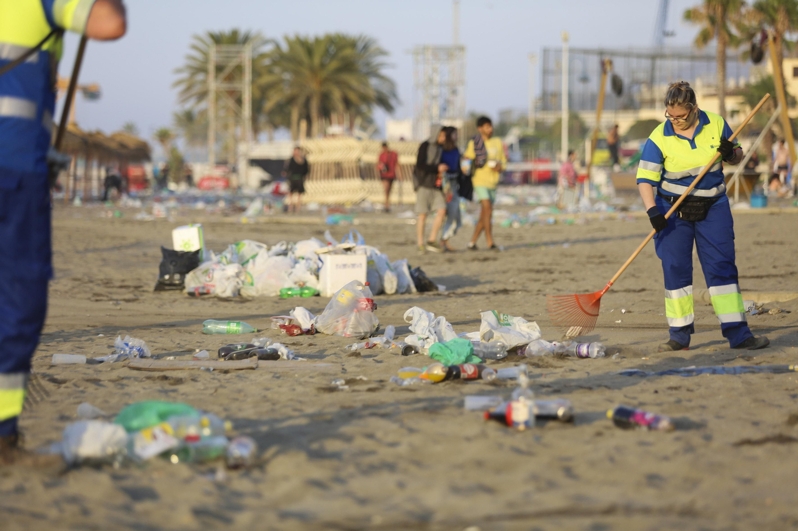 Las fotos de la basura en las playas de Málaga tras San Juan