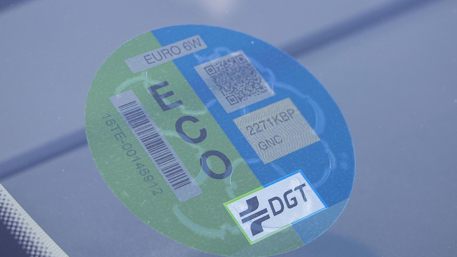 Al ser un híbrido de gas y gasolina y tiene la etiqueta ECO.