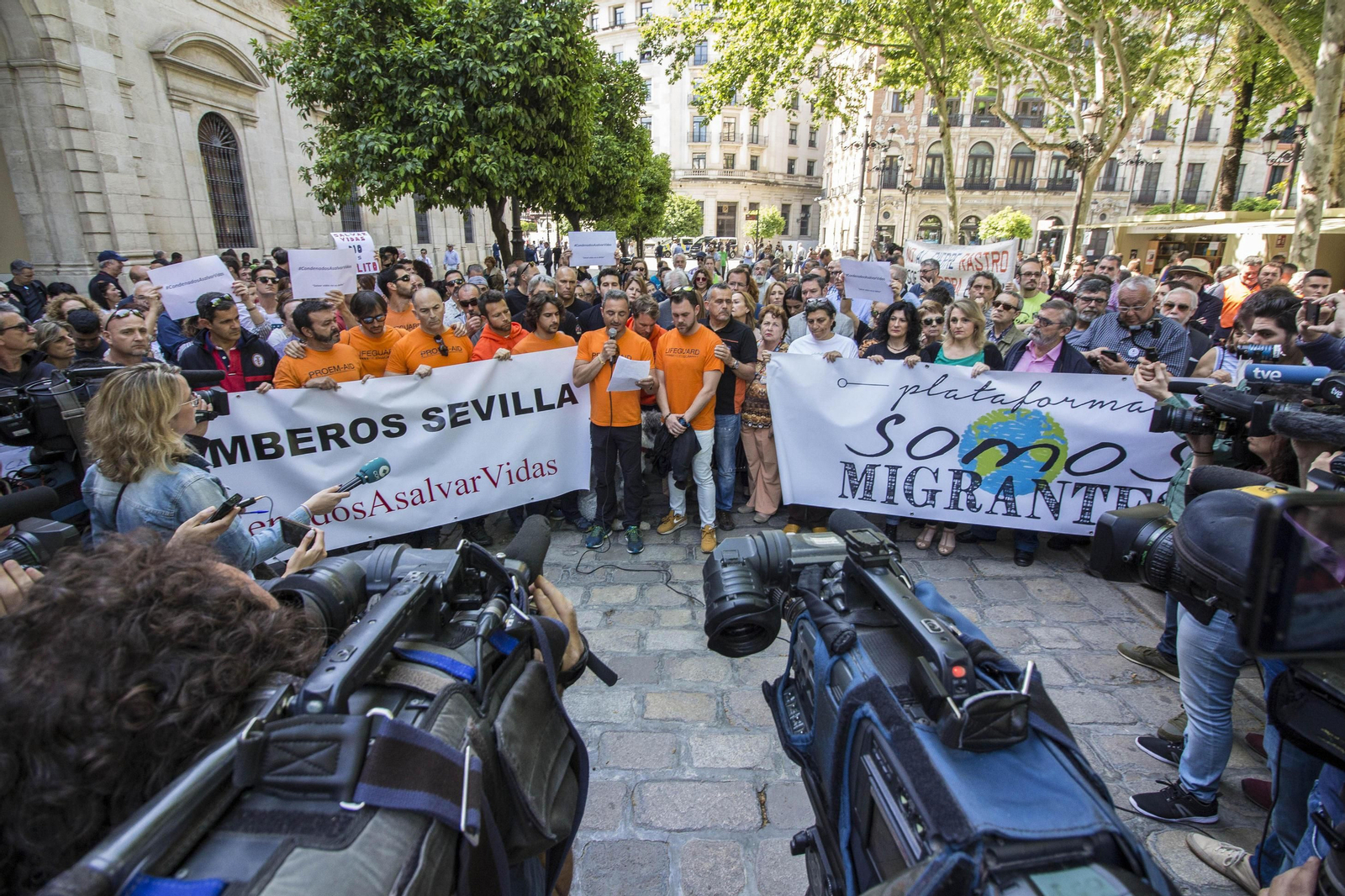 Concentración masiva por los bomberos a las puertas del Ayuntamiento