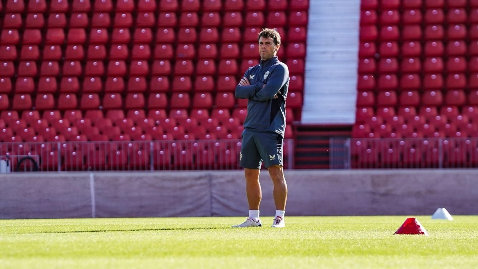 Joan Francesc Ferrer Sicilia 'Rubi' observa a sus futbolistas en uno de los entrenamientos del equipo.