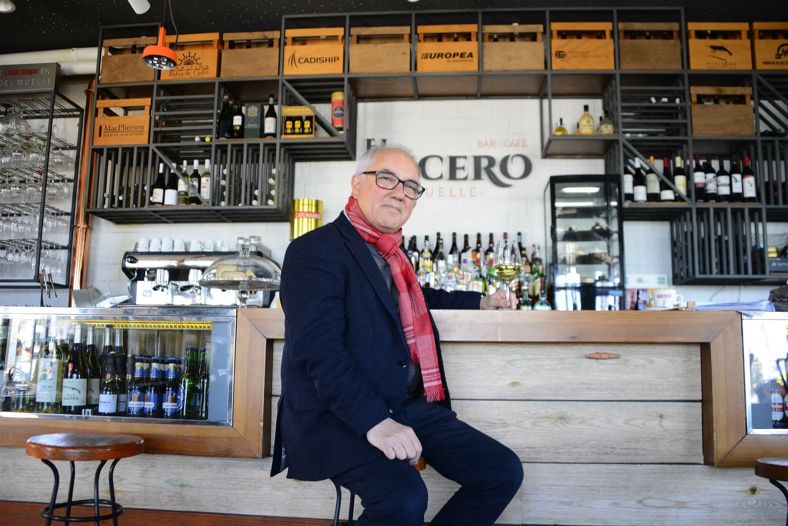 El poeta y musicólogo gaditano José Ramón Ripoll en el bar Lucero.