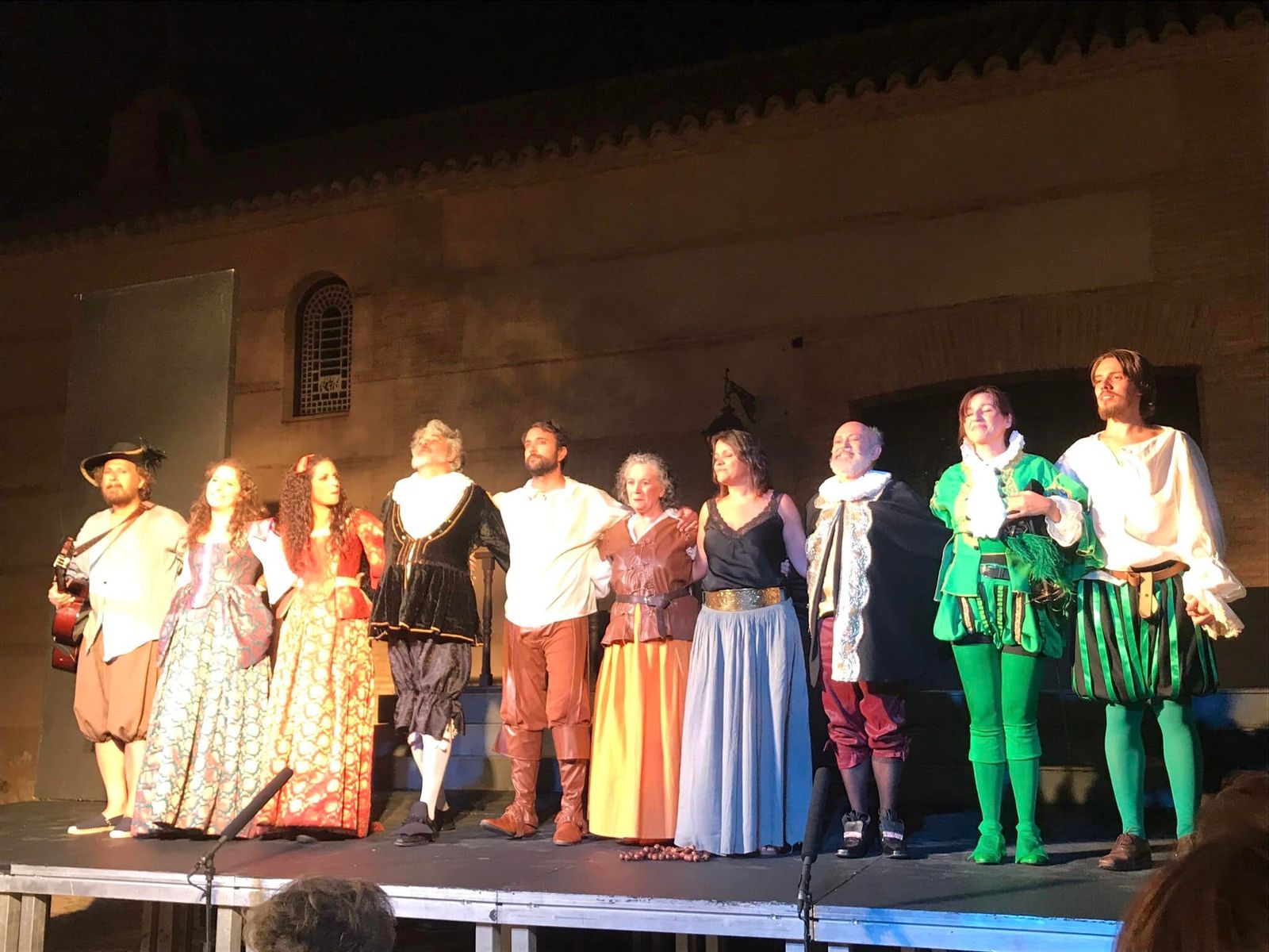 La compañía algecireña La Teatrera recibe el aplauso del público.