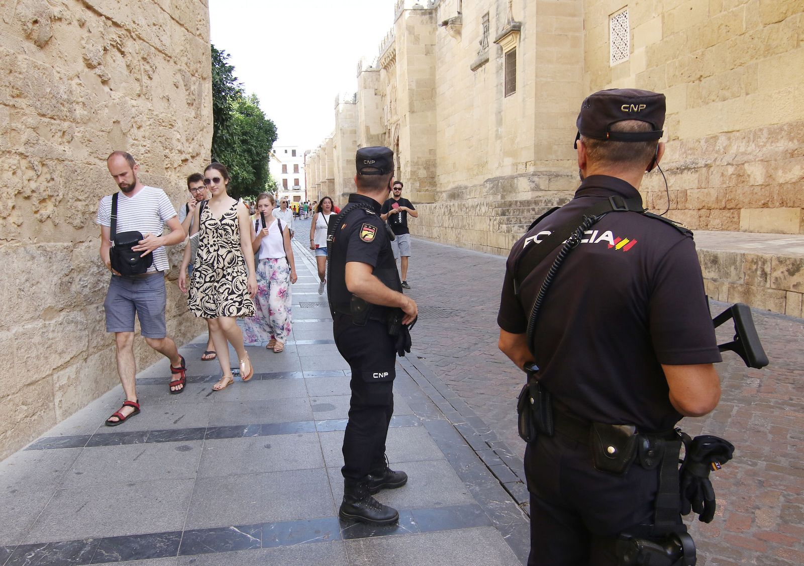 Agentes de la Policía Nacional en el Casco Histórico de Córdoba.