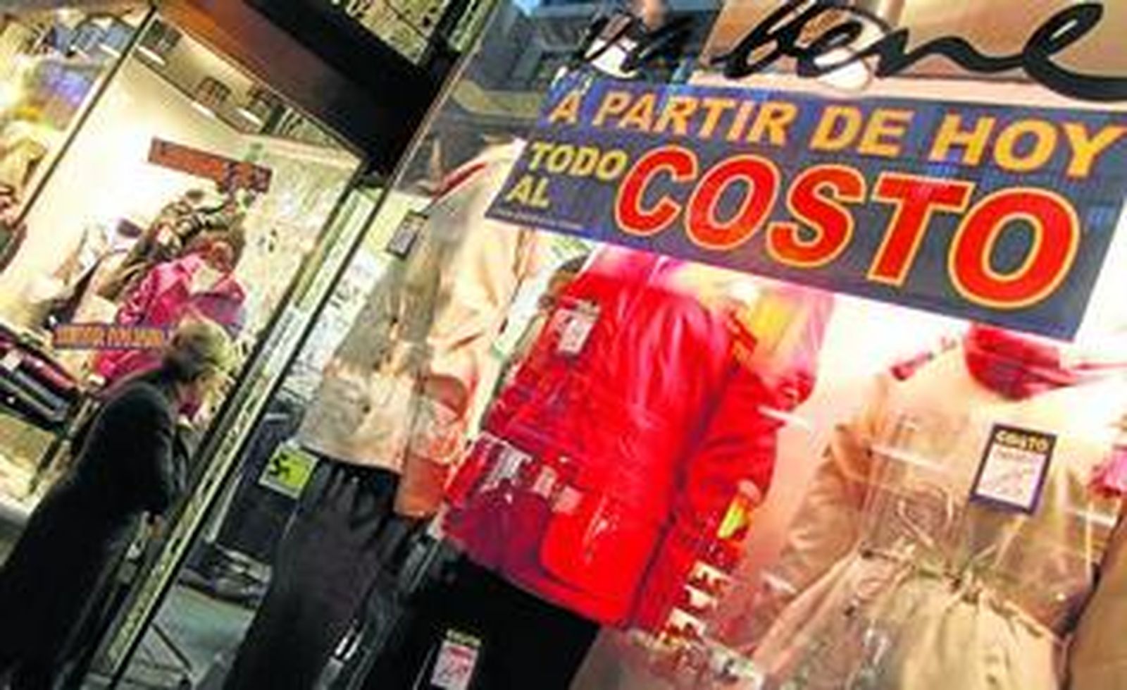 Escaparate de una tienda del centro, donde destaca el anuncio de una promoción.