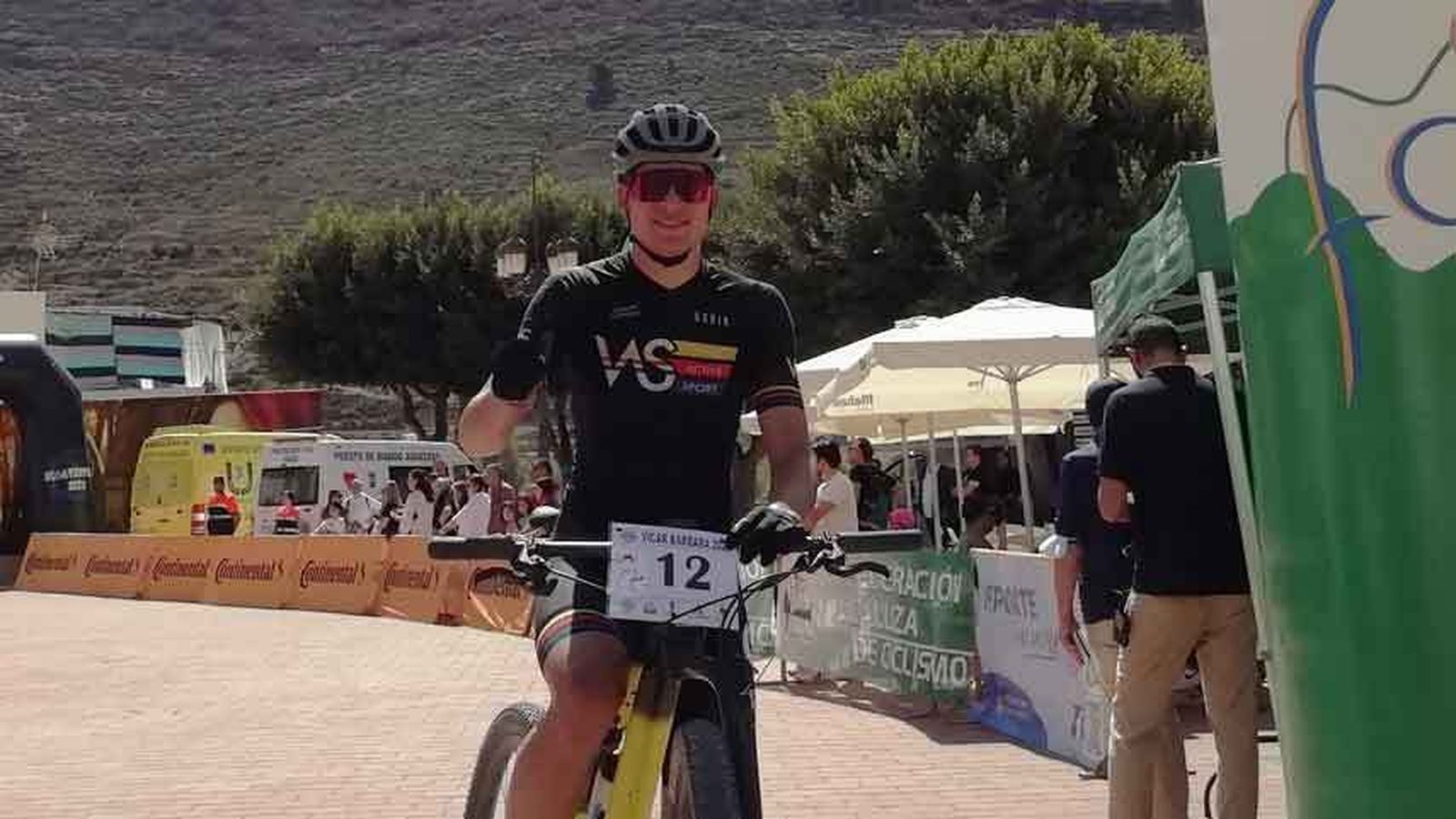 Bermúdez celebra su victoria en Vícar