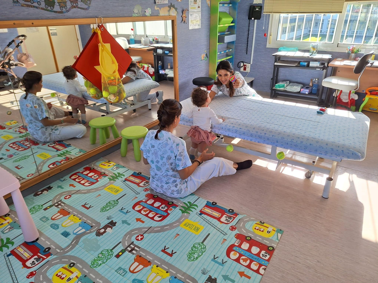 Virginia Boza y Mónica Sánchez, fisioterapeutas del hospital Infanta Elena, con una paciente. Virginia Boza y Mónica Sánchez, fisioterapeutas del hospital Infanta Elena, con una paciente.