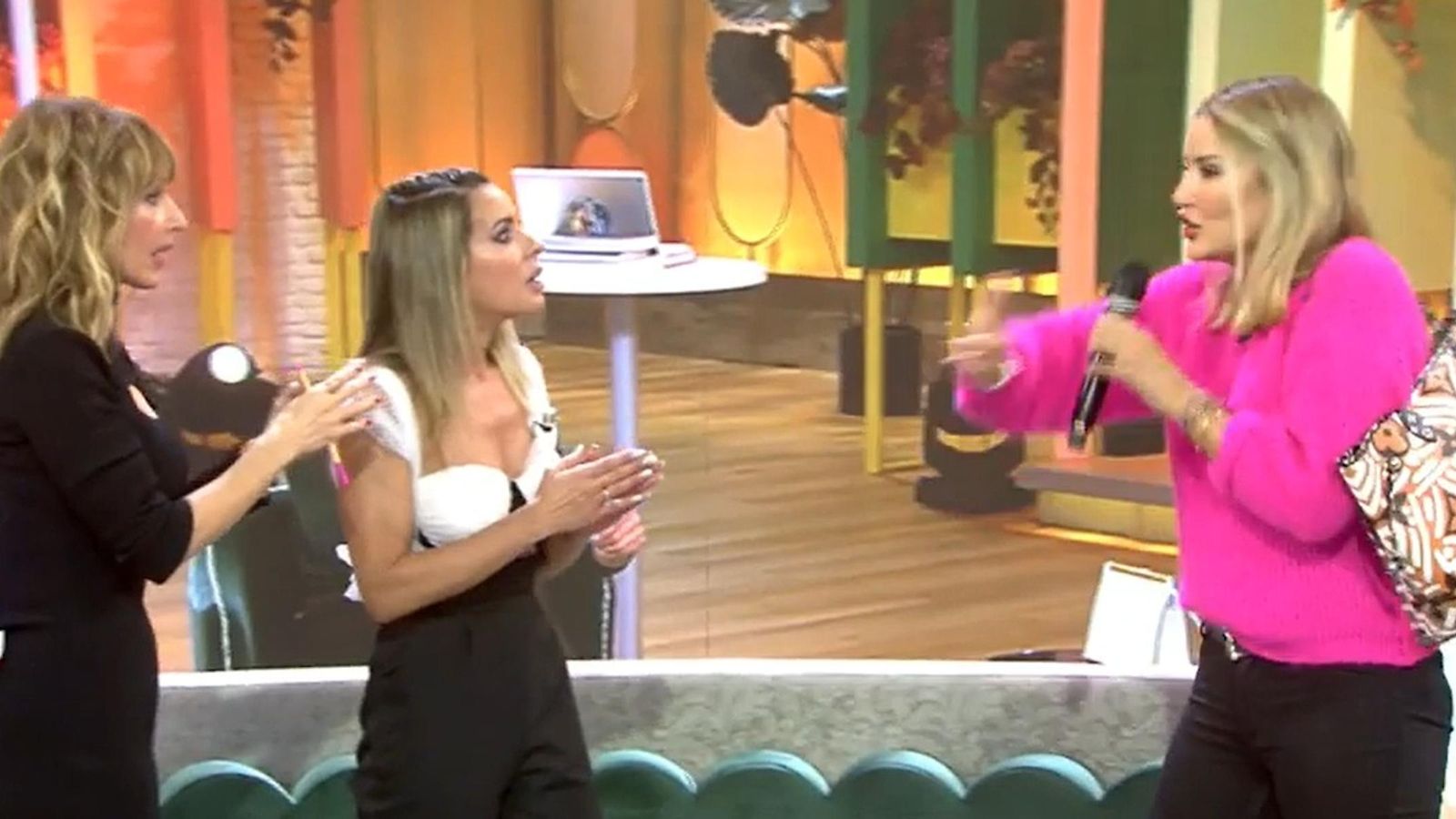 Bea Jarrín y Alba Carrillo en un inesperado cara a cara en 'Fiesta', de Emma García Bea Jarrín y Alba Carrillo en un inesperado cara a cara en 'Fiesta', de Emma García