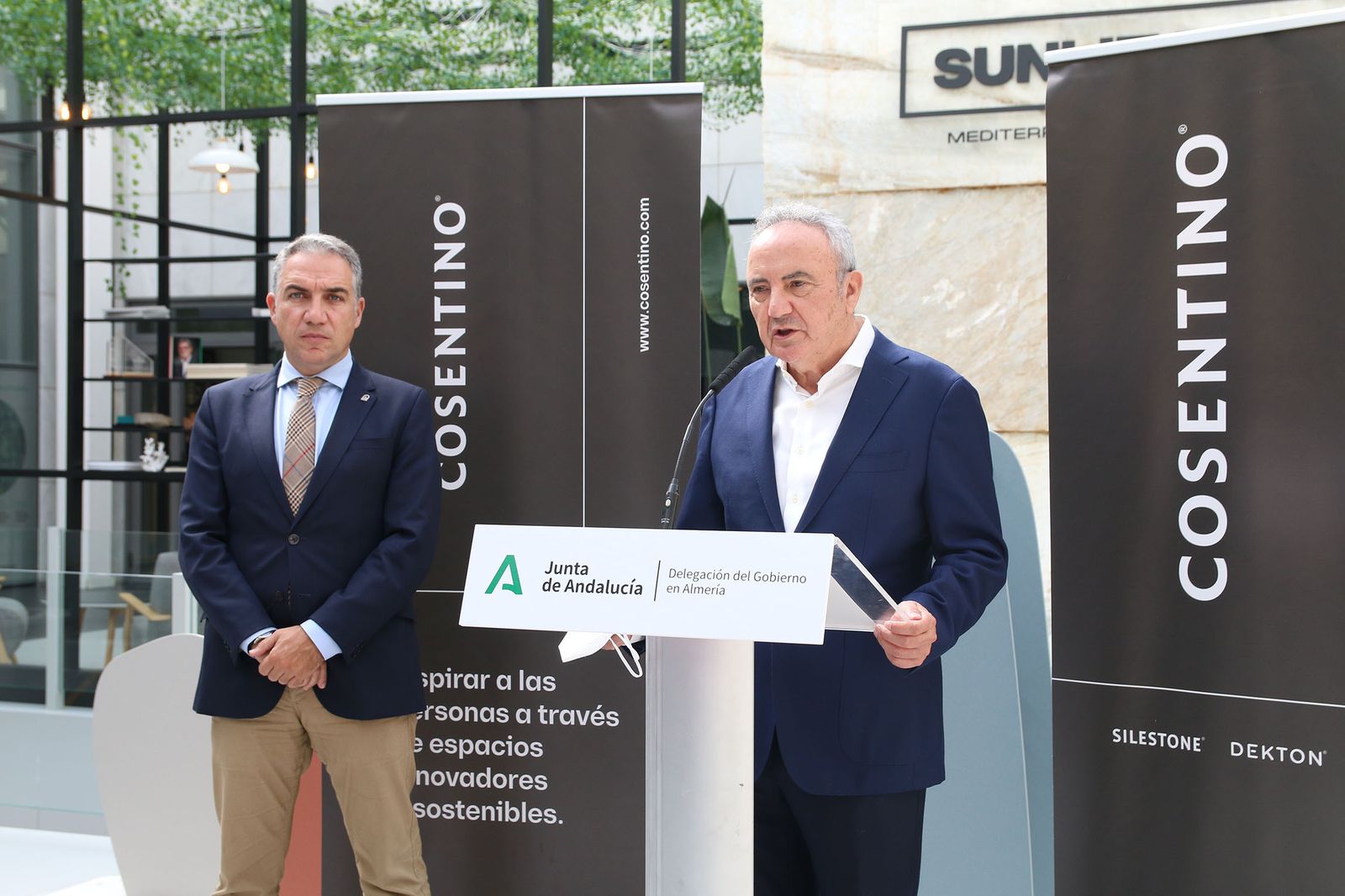 Las imágenes de la visita de Bendodo a Cosentino y la firma de la adenda con Extenda y la AEMA