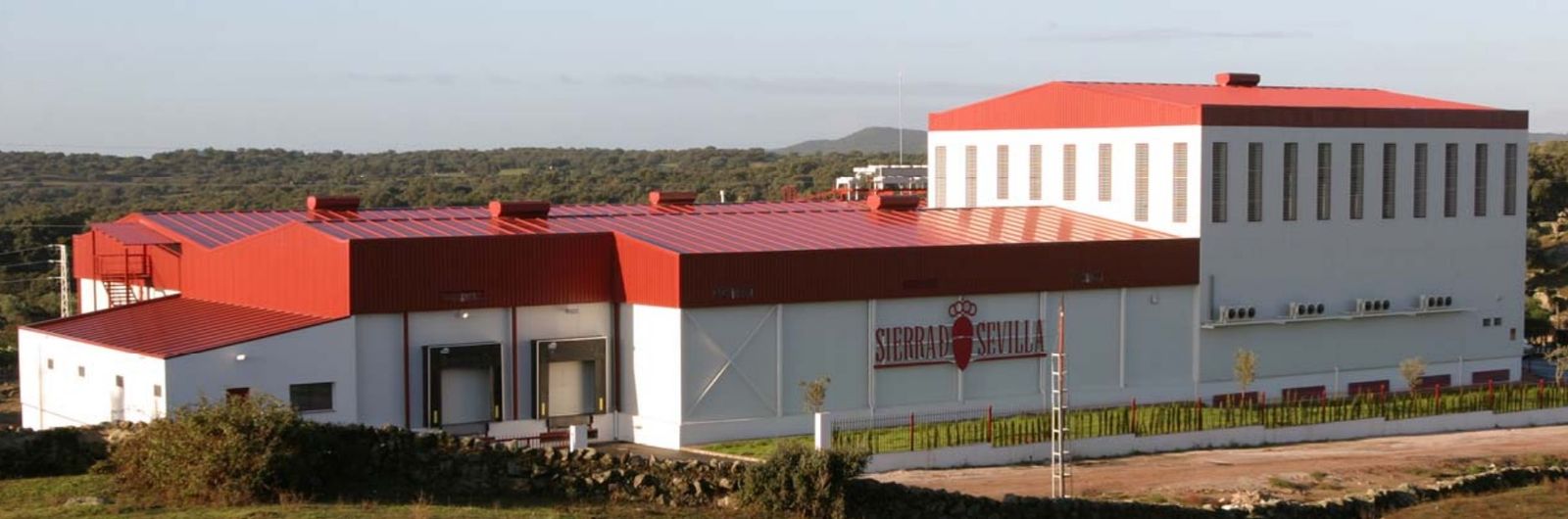 Secadero de El Pedroso, de las mayores instalaciones del sector ibérico de Andalucía con capacidad para más de 250.000 piezas.