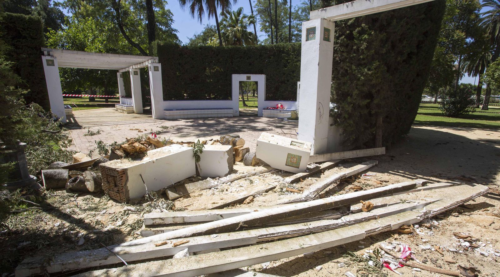 La glorieta, en la que se han venido abajo varios pilares.