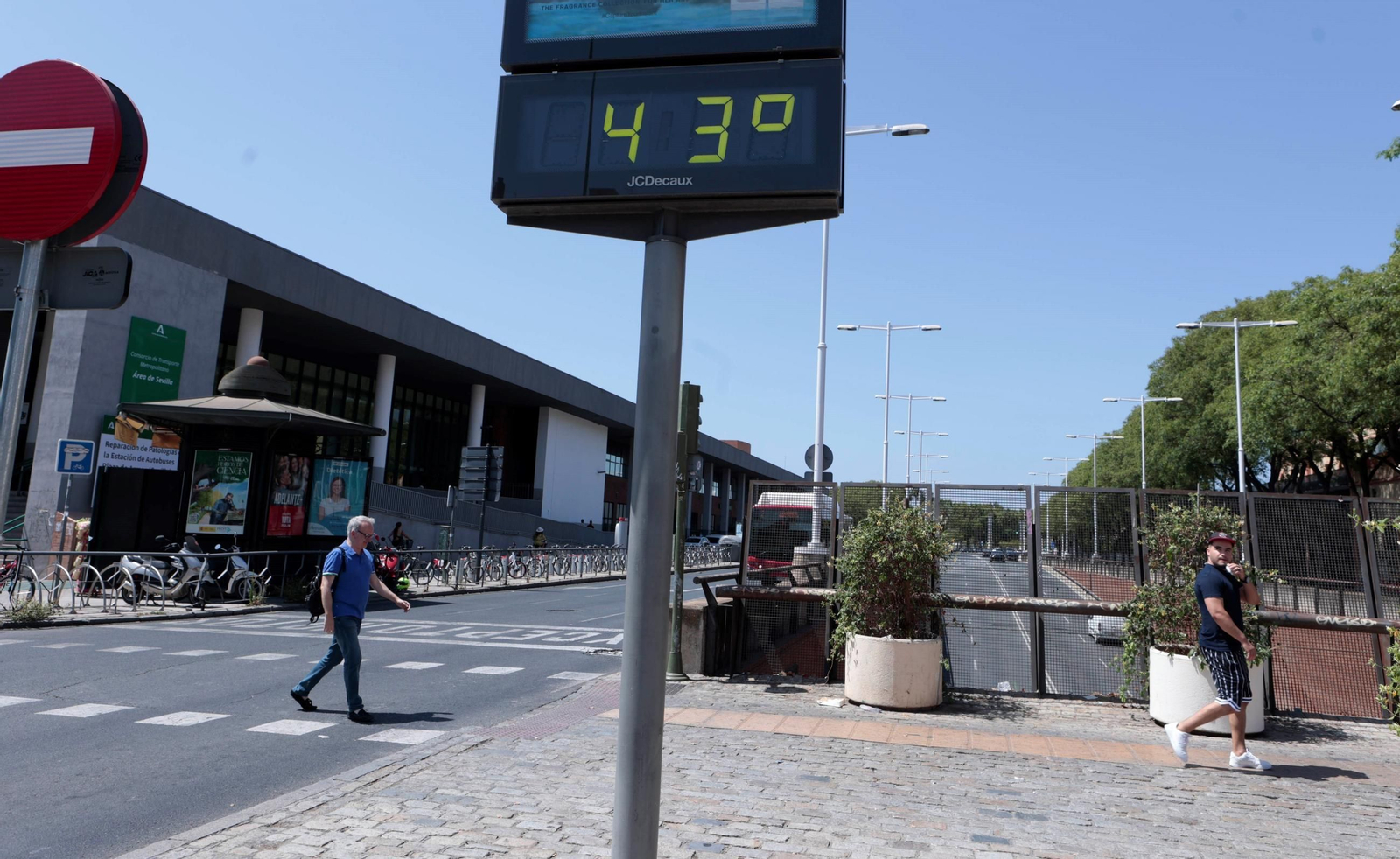 Un termómetro rebasa los 40 grados en la capital.
