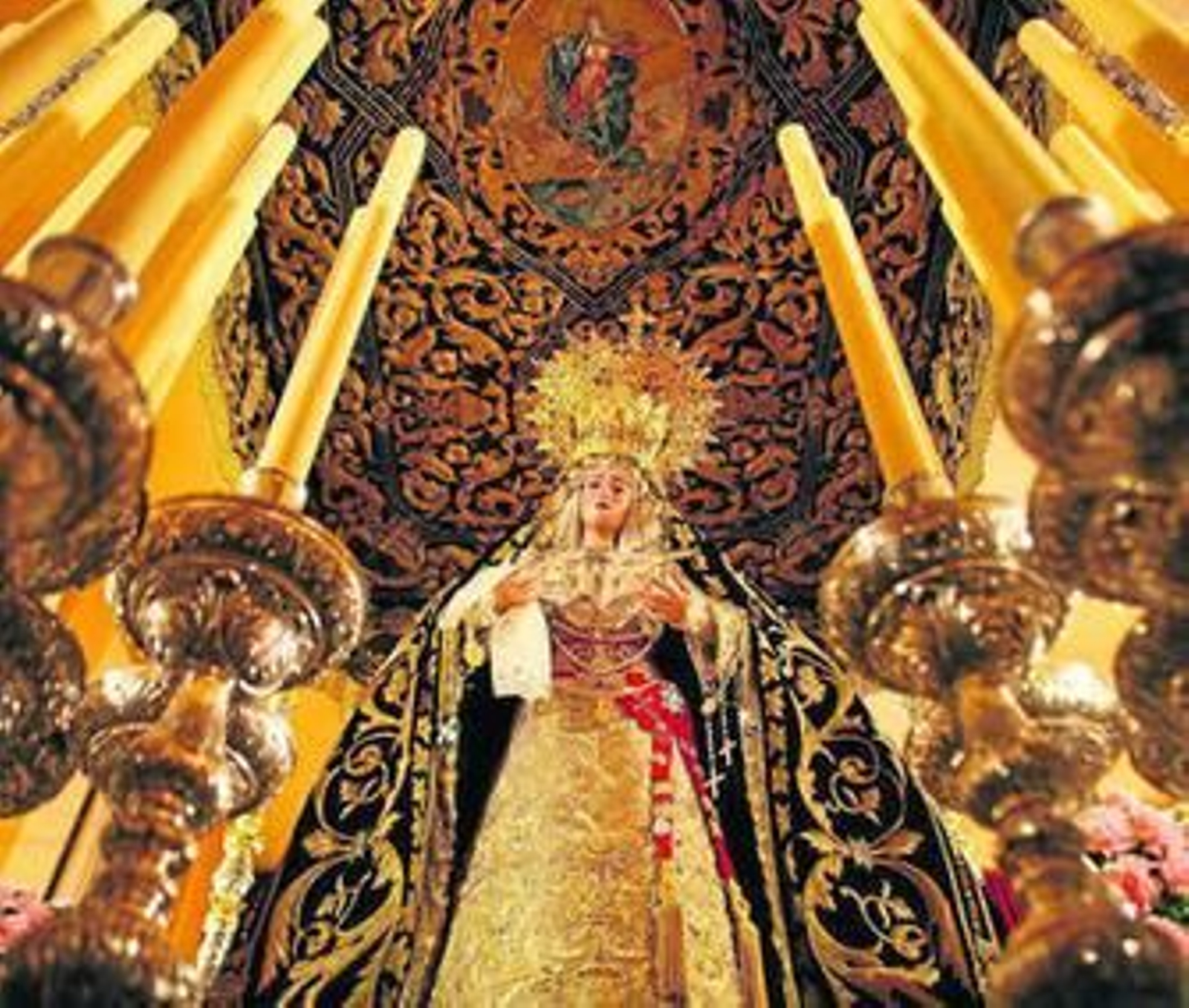 La Virgen de los Dolores Coronada bajo palio en su trono procesional.