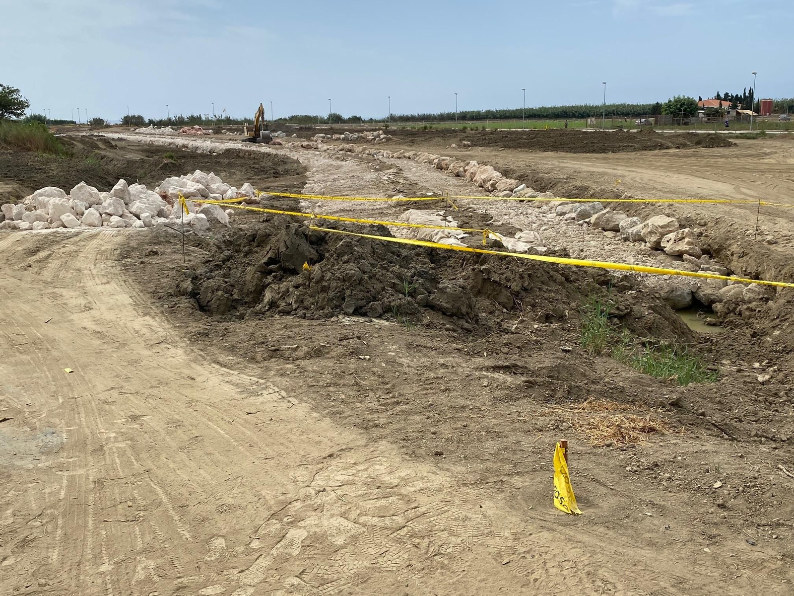 Imagen de archivo de las obras de construcción del muro en el margen izquierdo del río Vélez