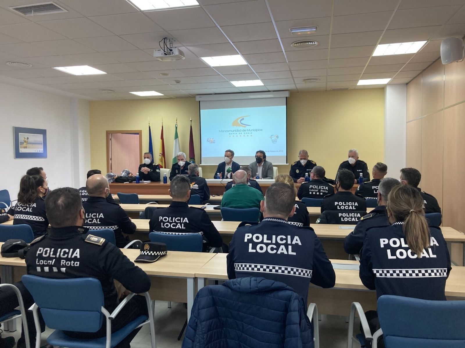 Agentes de distintos municipios en la entrega de los diplomas.