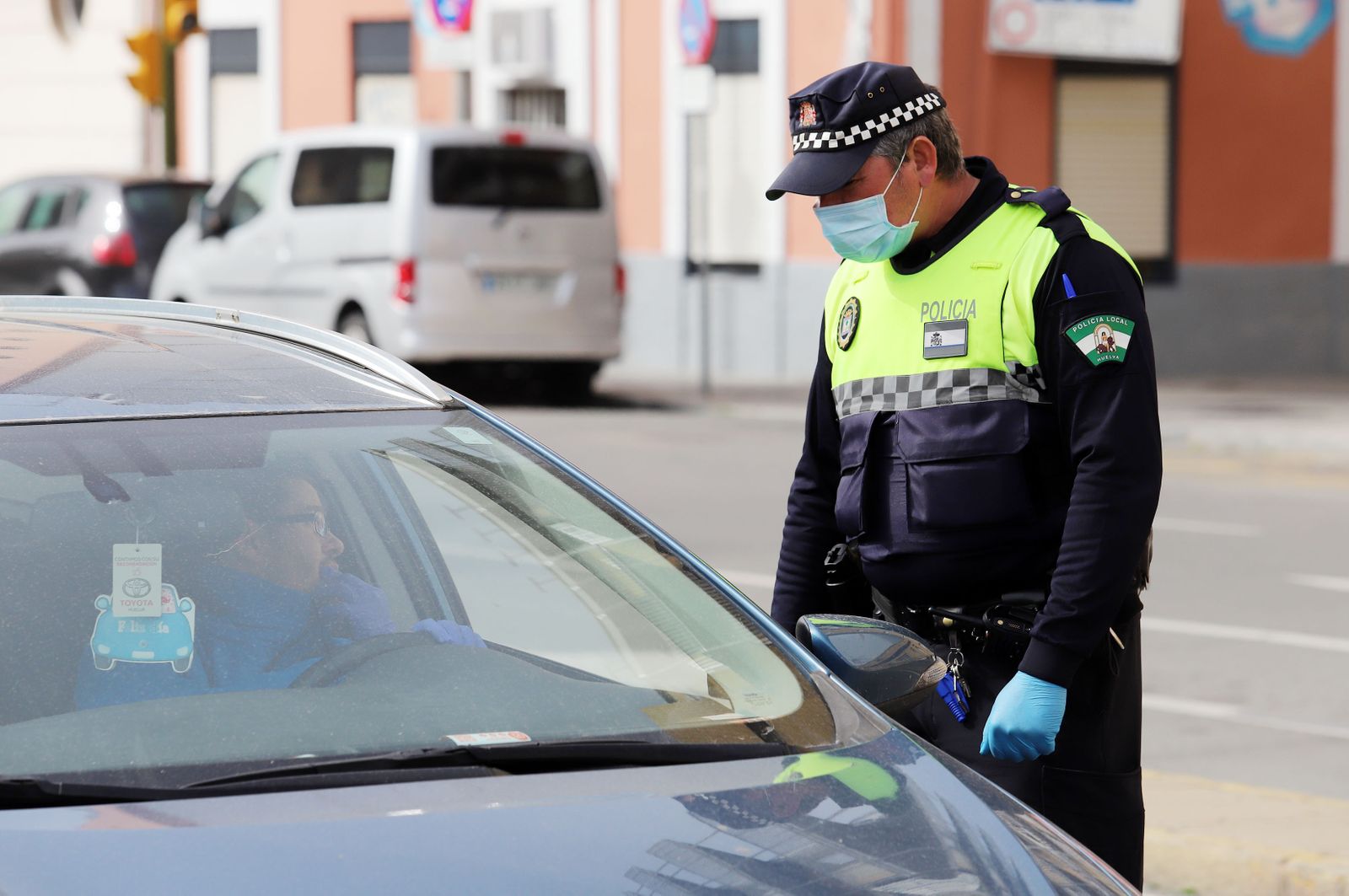Imágenes de las actuaciones de la Policía Local de Huelva para combatir el coronavirus