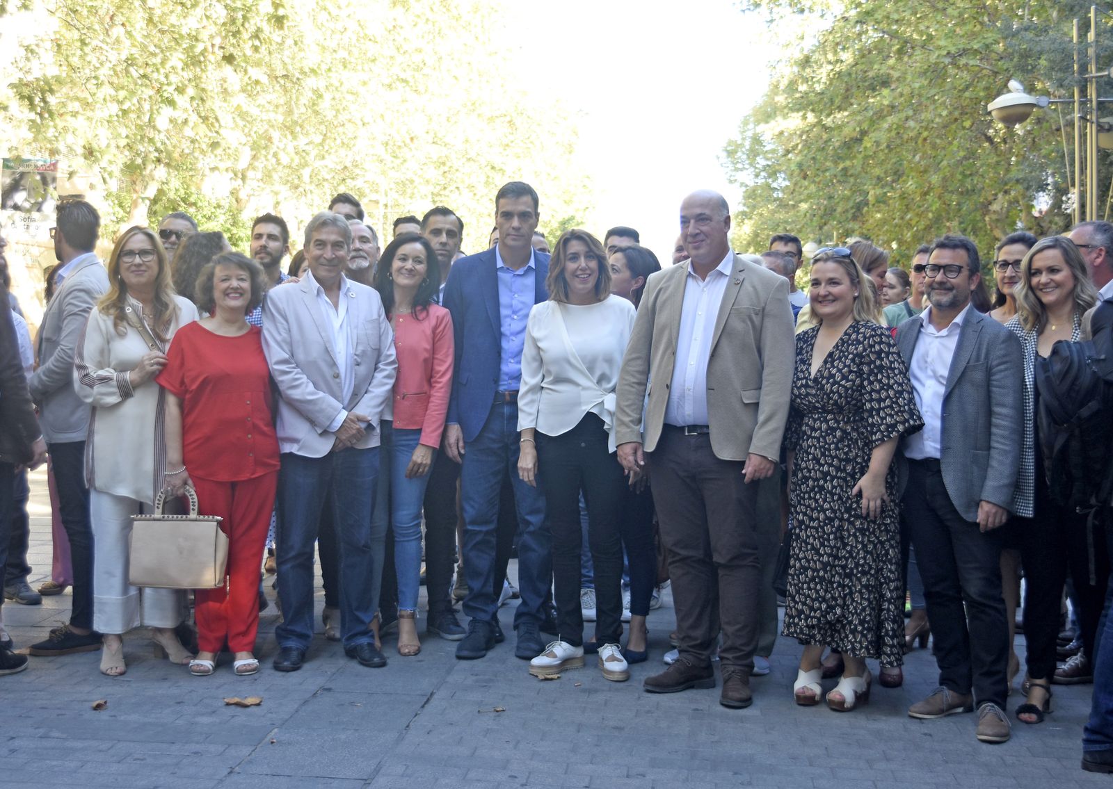 Pedro Sánchez, en el centro, junto a Susana Díaz y cargos institucionales del PSOE.