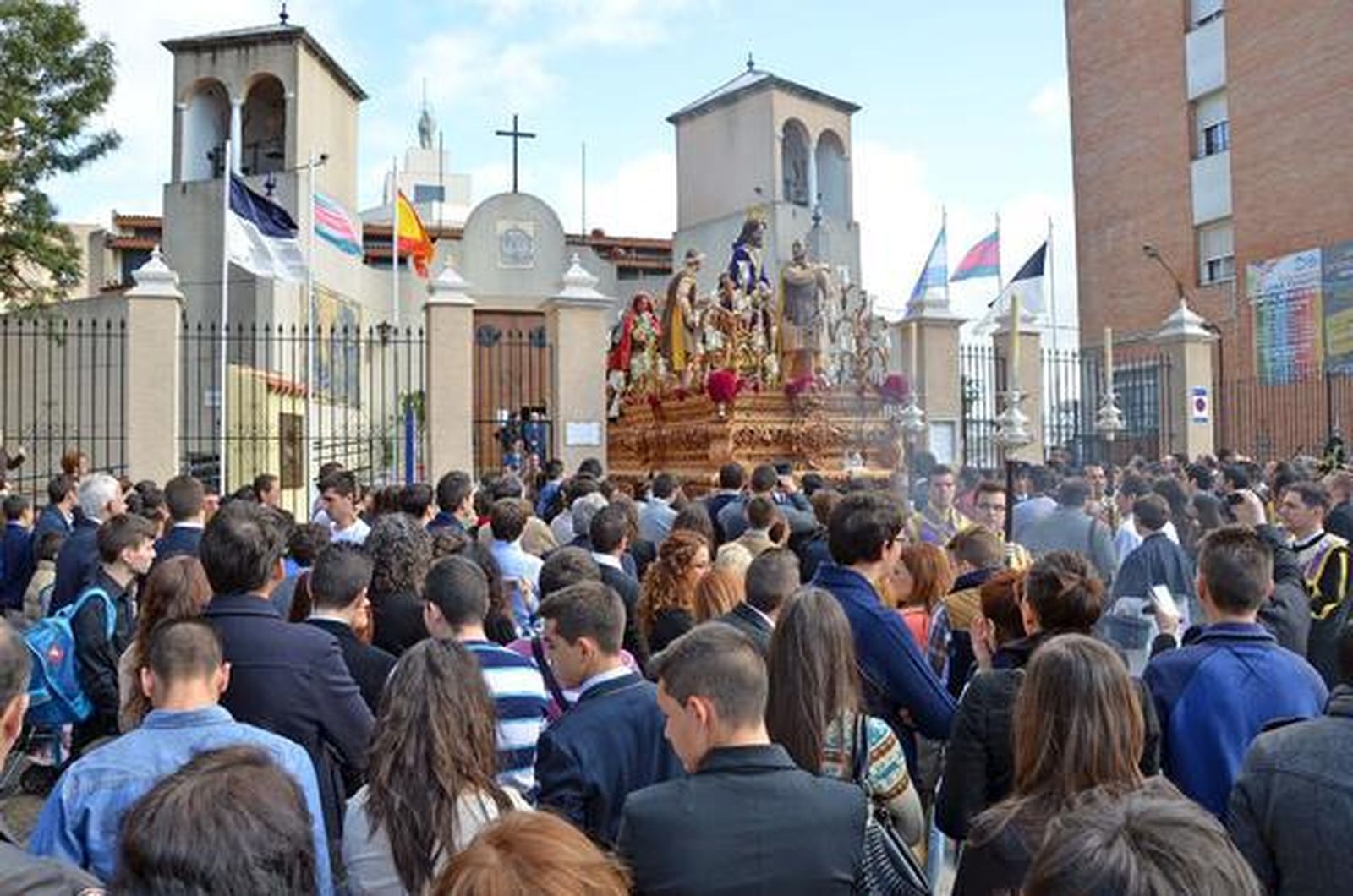 Momento de la salida de Nuestro Padre de la Redención desde el santuario de María Auxiliadora.  Foto: Manuel Aranda
