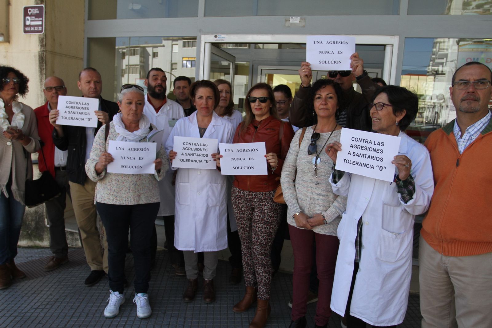 Concentración de personal sanitario en el centro de salud de Adoratrices en protesta por las agresiones sufridas.