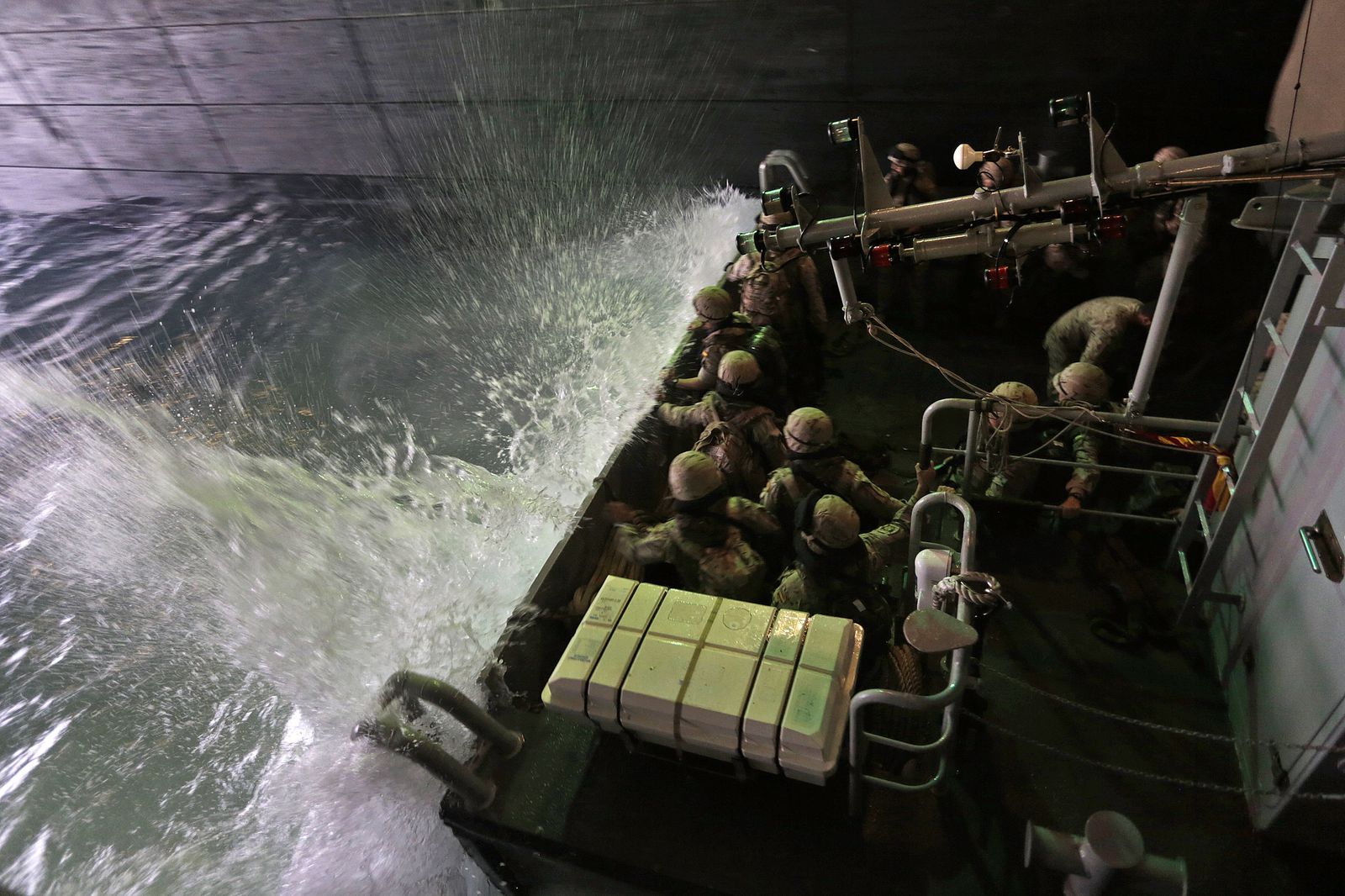 Unidades de Infantería de Marina partiendo del 'Juan Carlos I' durante unas maniobras.