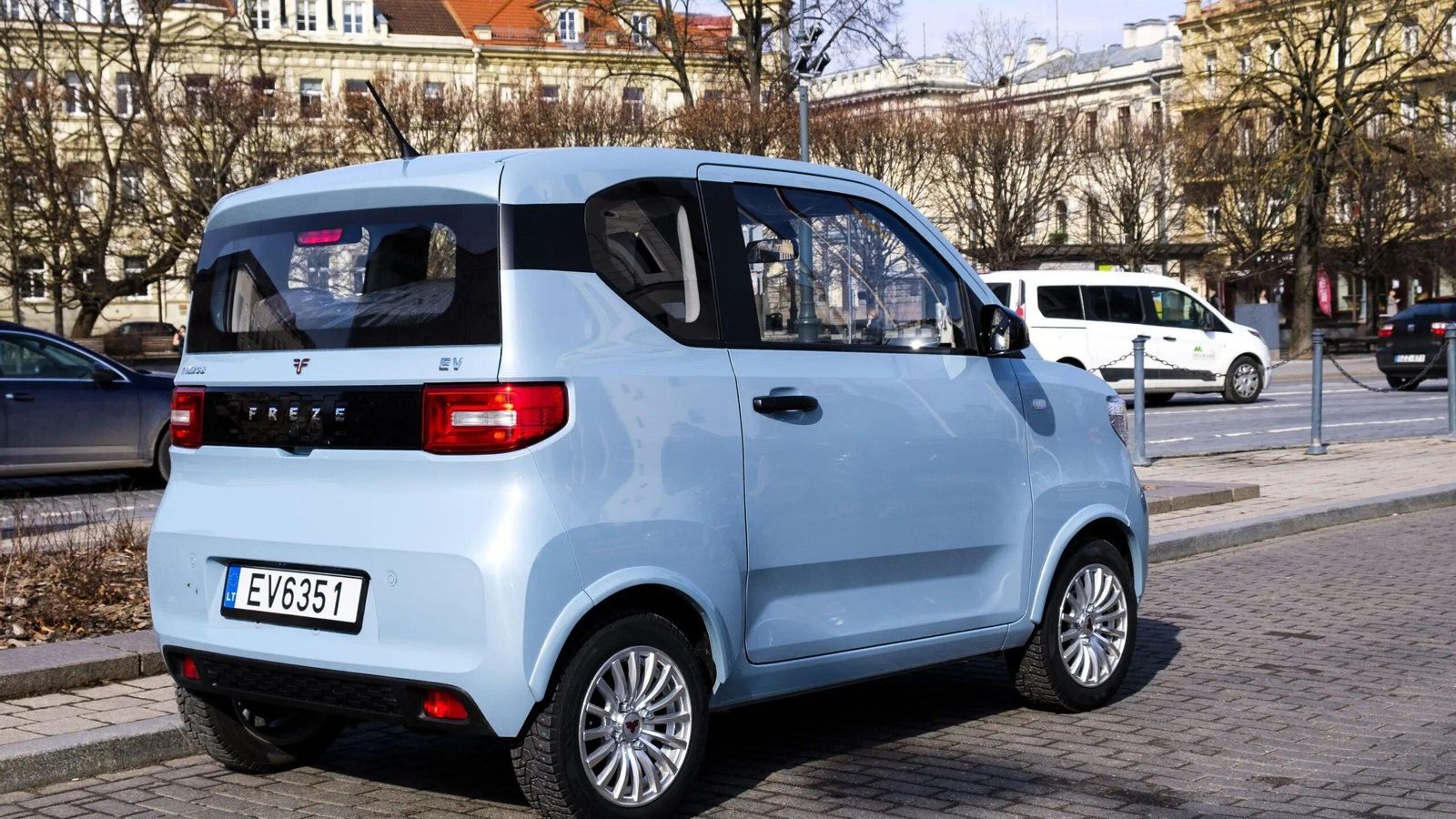 El Nikrob es un un coche de uso eminentemente urbano y que, sin la subvención del Moves, tiene un precio de 16.000 euros: muy cercano al del Dacia Spring .