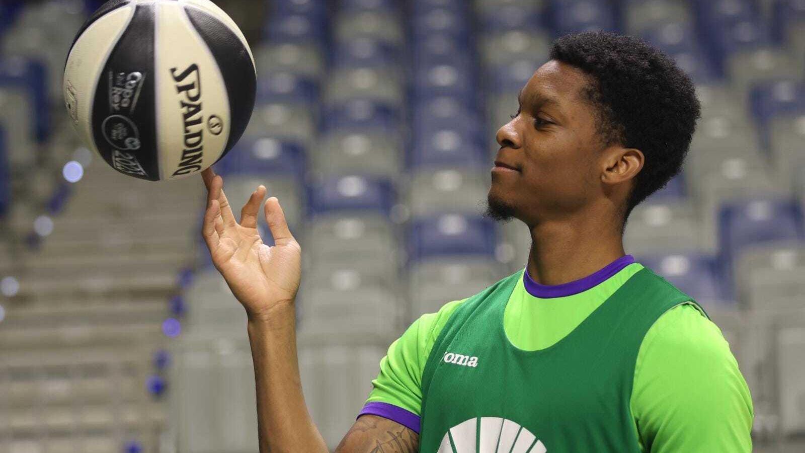Tyson Carter juguetea con el balón.