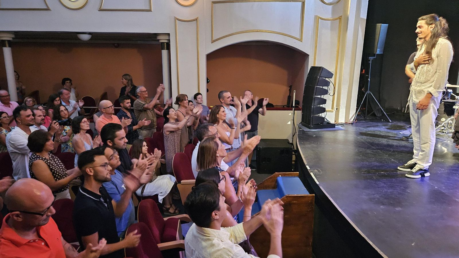 José del Tomate recibiendo los aplausos del público en el Apolo.