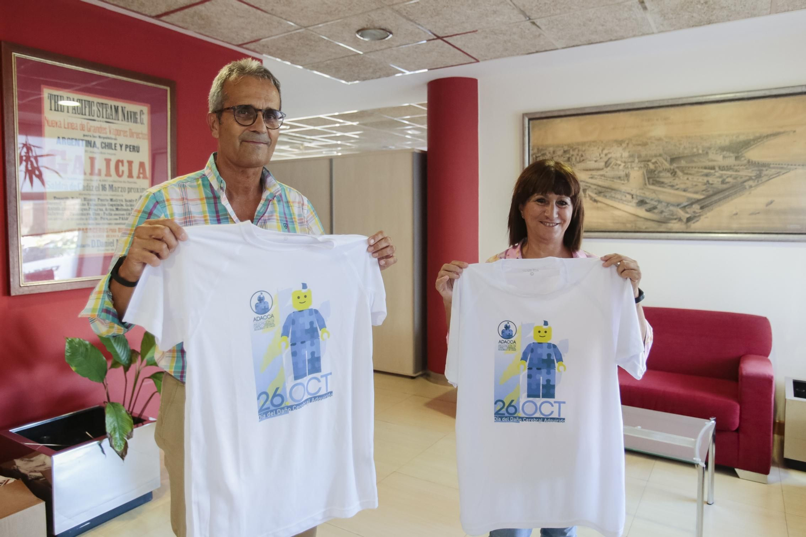 Ana Pérez y Ángel Sánchez muestran la camiseta de la campaña por el Día Nacional del Daño Cerebral Adquirido.
